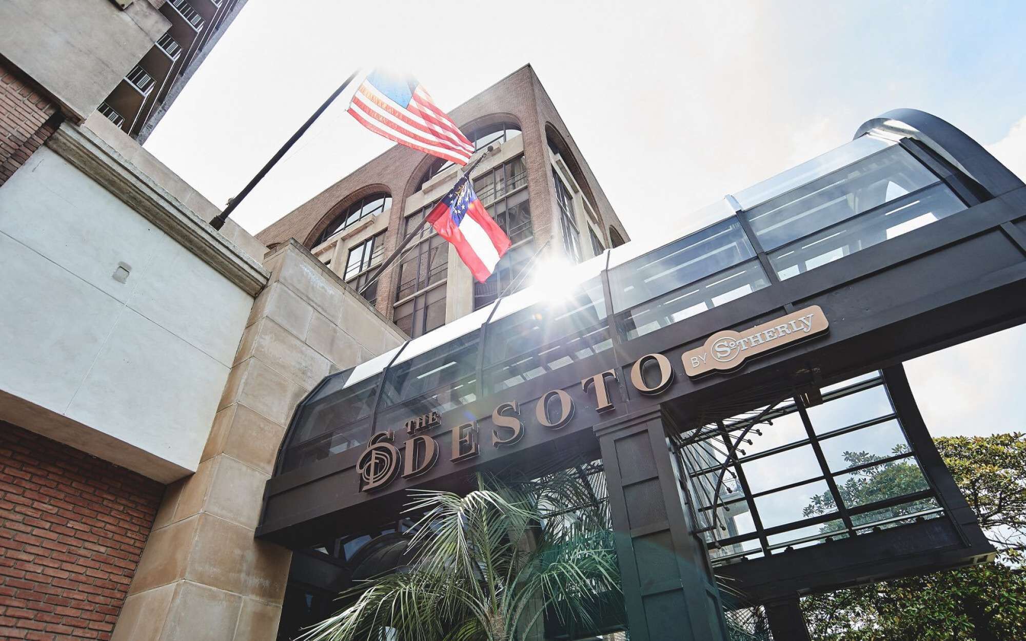 L'ingresso dell'hotel The SOTTO, con un cartello ben visibile e le bandiere americana e portoricana.