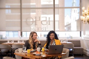 Dining - Walk to River Street | Pool. Dining + On-Site Bar (Savannah)