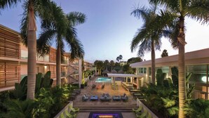 A resort with a pool, lounge chairs, and palm trees. - Luxury Retreat In Tampa | Free Airport Shuttle (Tampa)