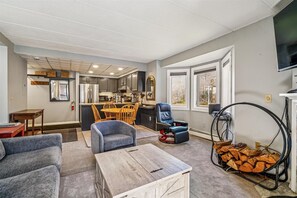 Een televisie en een open haard