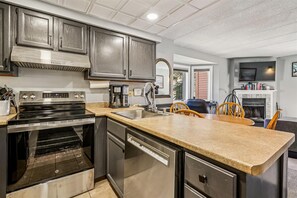 Een koelkast, een magnetron, een kookplaat, een vaatwasser