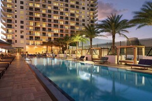 A heated pool - Steps from Hollywood Beach + Rooftop Pool. Bar. (Hollywood)
