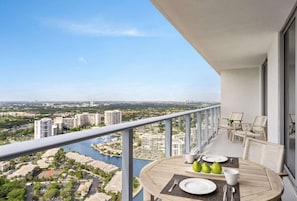 Outdoor dining - Steps from Hollywood Beach + Rooftop Pool. Bar. (Hollywood)