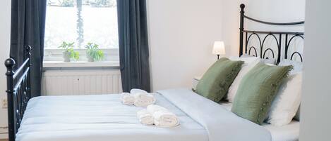 1 bedroom, iron/ironing board, internet, bed sheets