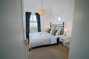 1 bedroom, iron/ironing board, internet, bed sheets