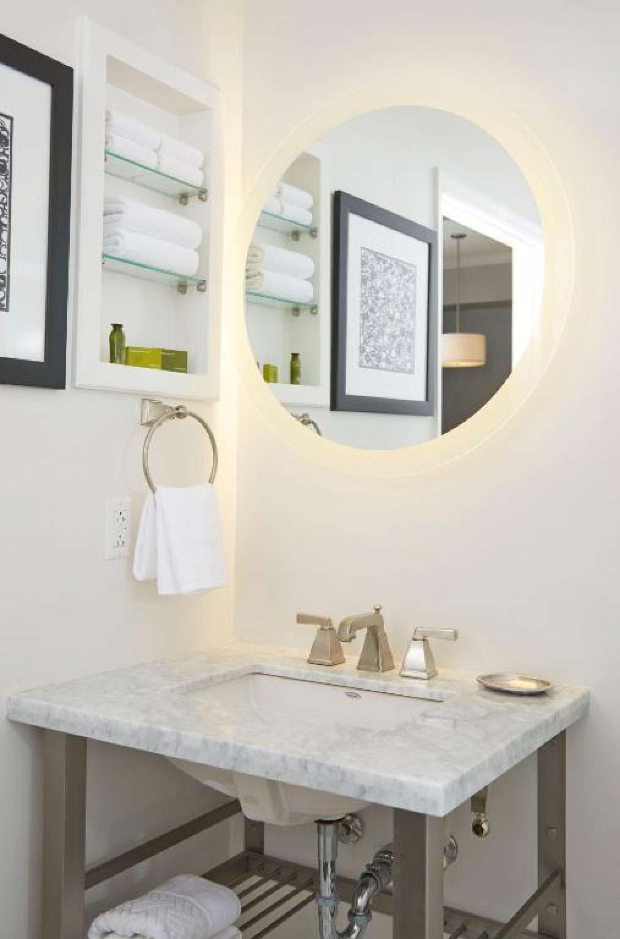 Bathroom with fresh towels