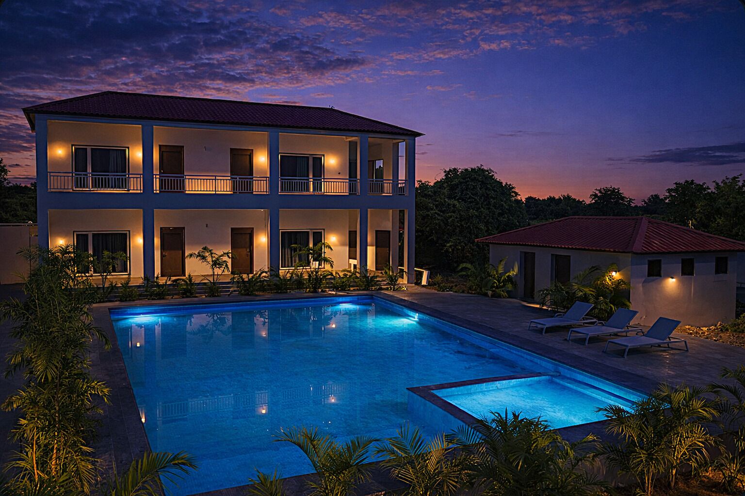 Utendørsbasseng og solsenger