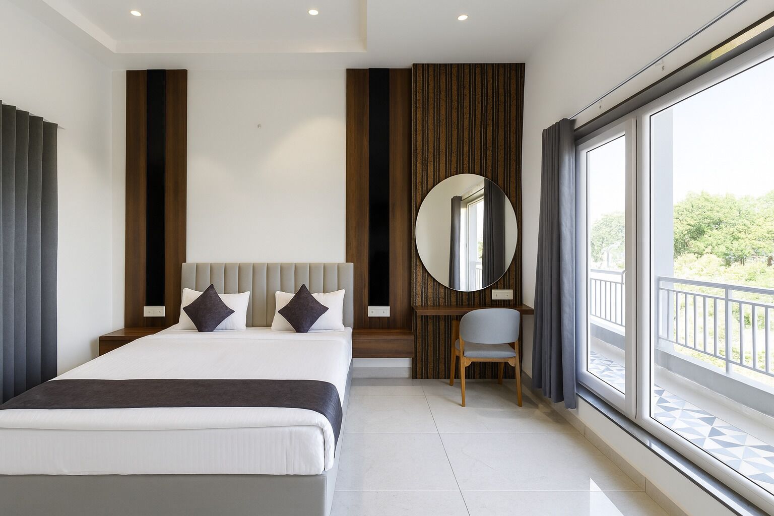 Habitación Premium, bañera, vistas a la piscina | Ropa de cama hipoalergénica y decoración individual