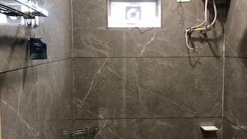 Dusch, gratis toalettartiklar, hårtork och handdukar