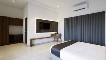 プレミアム ルーム 浴槽 プールビュー | 低刺激性寝具、客室ごとに異なる装飾、客室ごとに異なるインテリア、デスク