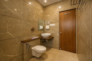 Deluxe Room With Pool View | Badeværelse | Designertoiletartikler, håndklæder, Sæbe, Shampoo