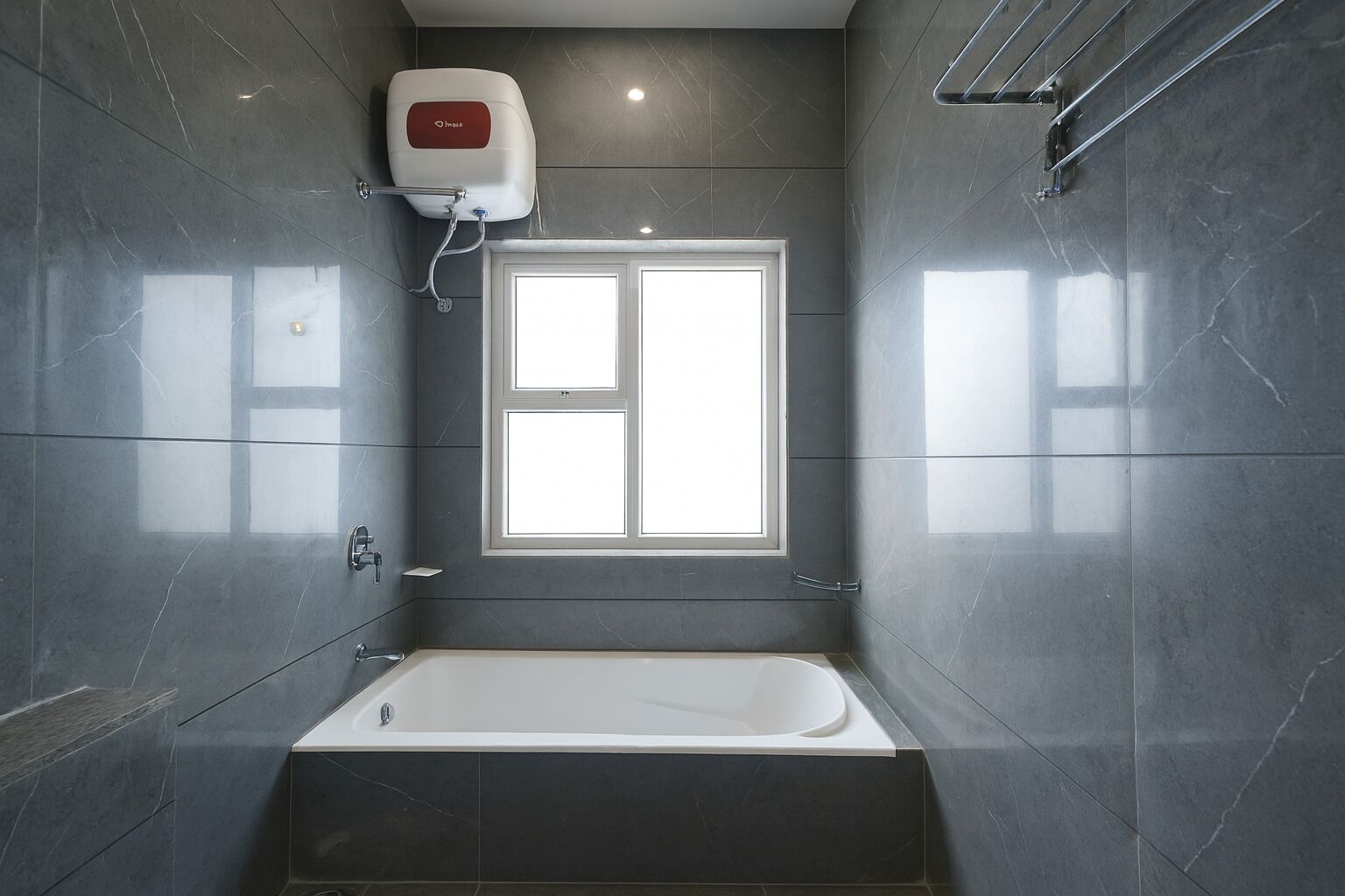 尊榮客房, 浴缸, 泳池景觀 | 浴室 | 淋浴設備、名牌盥洗用品、吹風機、毛巾