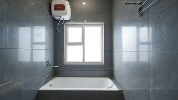 Camera Premium, vasca da bagno, vista piscina | Bagno | Doccia, set di cortesia firmato, asciugacapelli, asciugamani