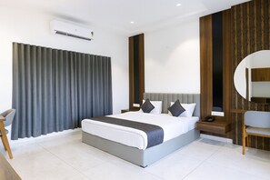 Premium-Zimmer, Badewanne, Poolblick | Allergikerbettwaren, individuell dekoriert, individuell eingerichtet