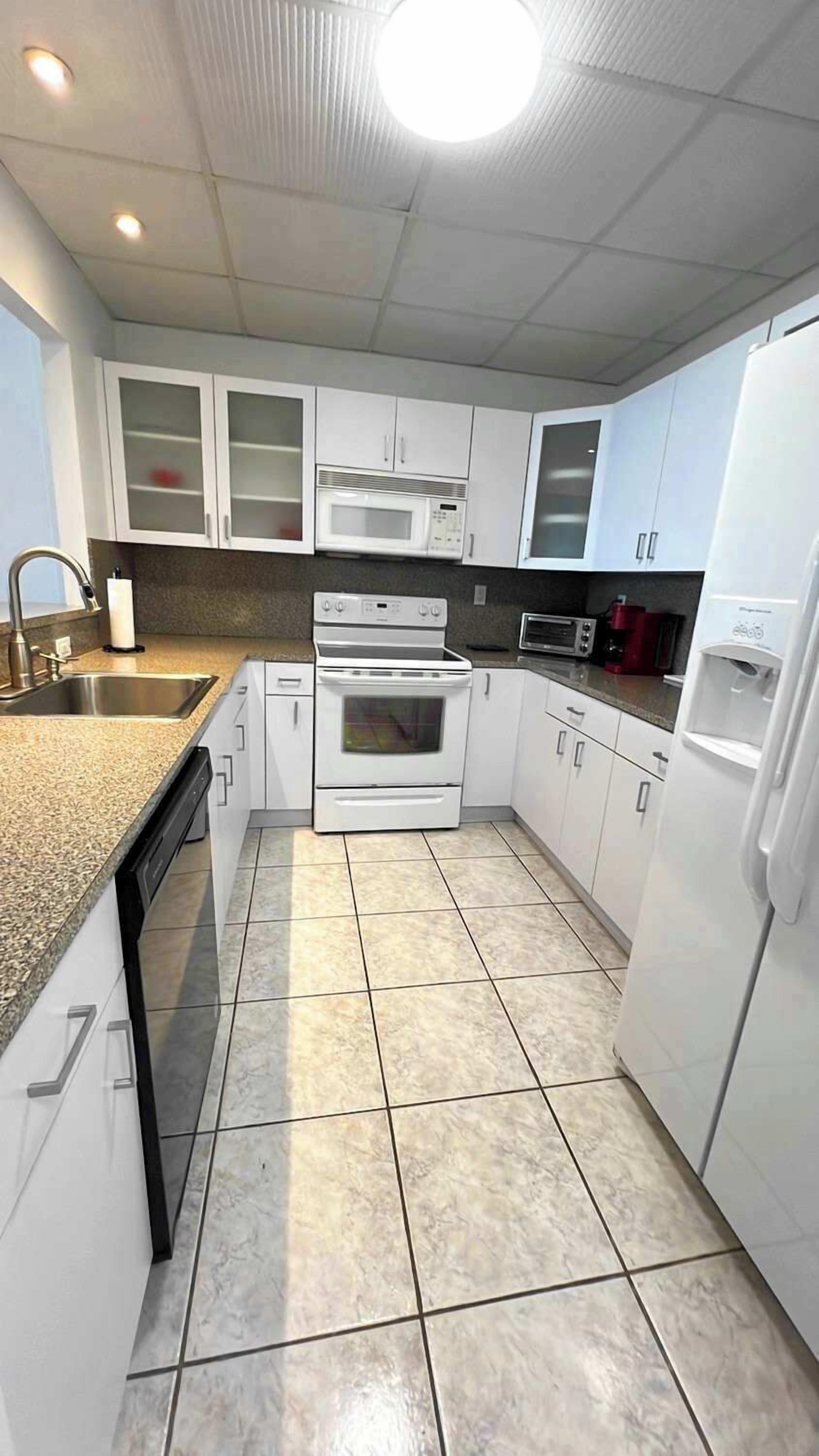 Geladeira, micro-ondas, fogão, cooktop