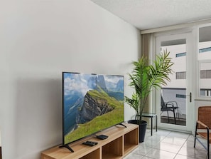 Interior - Direct beach access Condo | Pool & Gym (Hollywood)