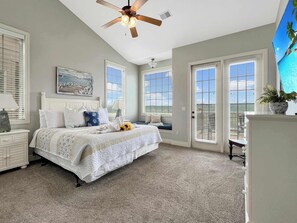 1 habitación, escritorio, tabla de planchar con plancha y cuna de viaje