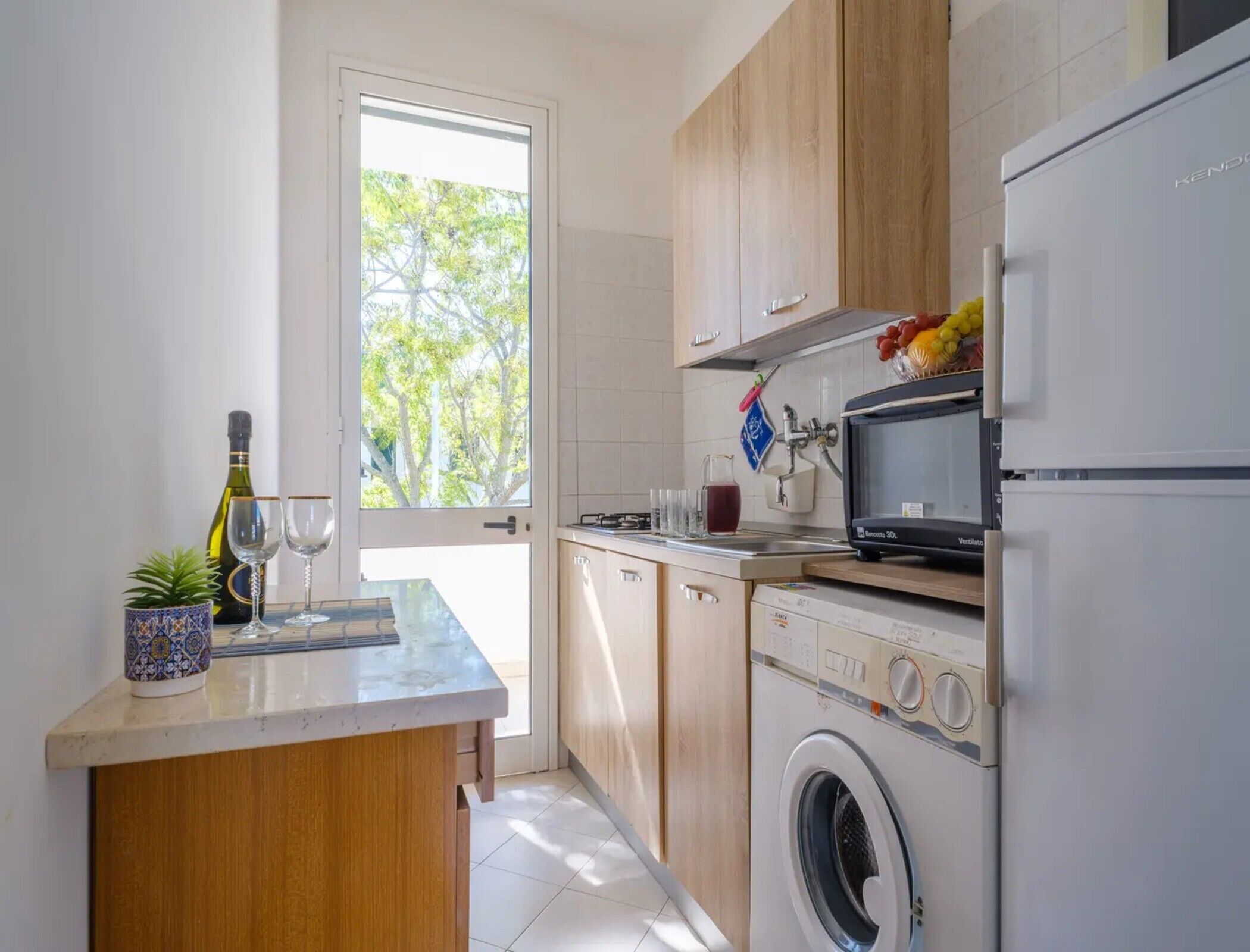 Kühlschrank, Ofen, Herdplatte, Kochgeschirr/Geschirr/Besteck