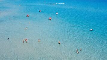 Una spiaggia nelle vicinanze