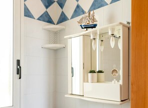 Douche, sèche-cheveux, serviettes fournies