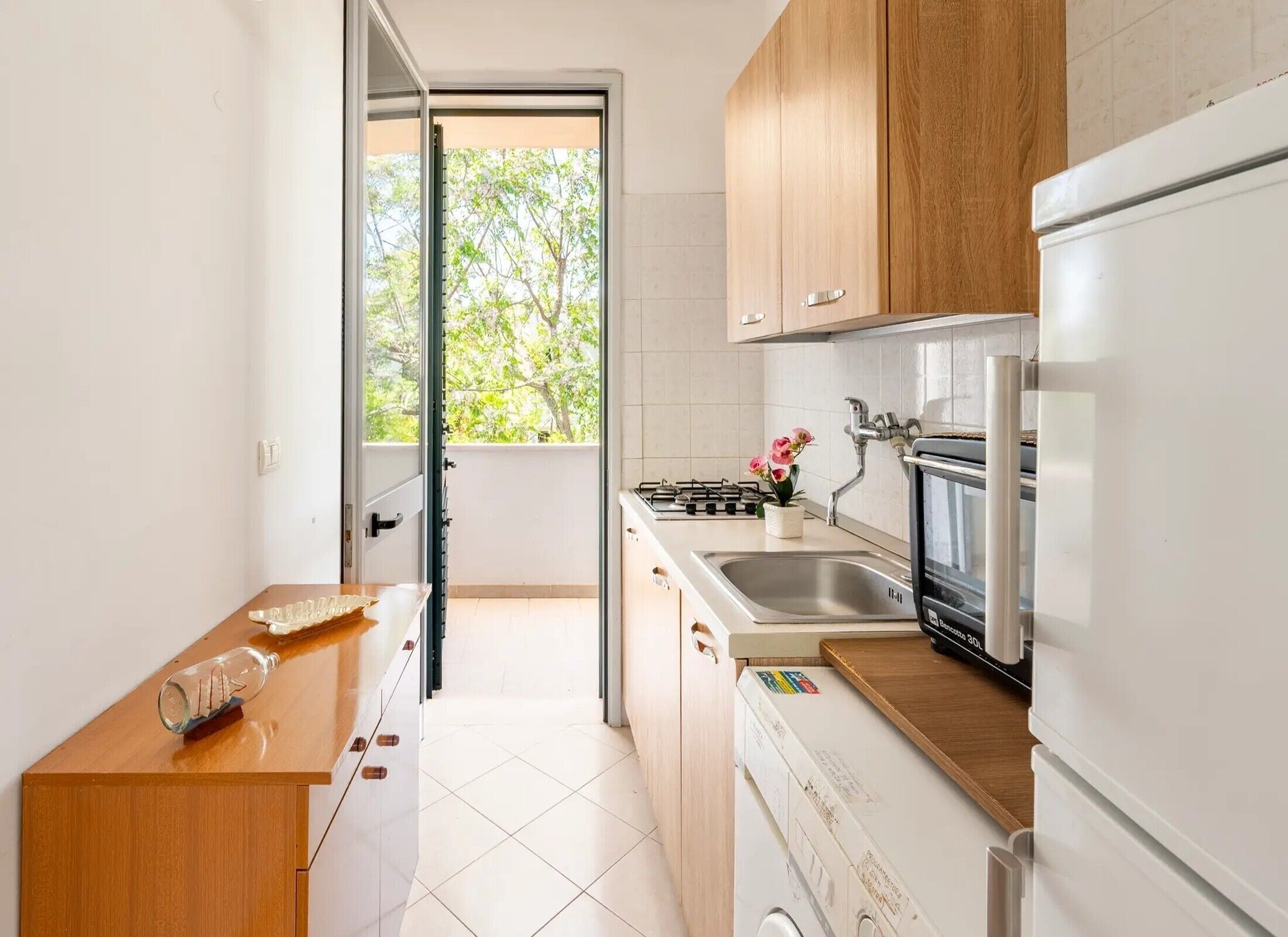 Fridge, oven, stovetop, cookware/dishes/utensils