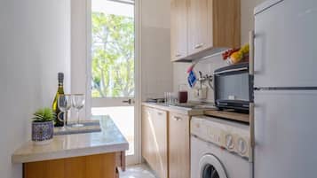 Fridge, oven, stovetop, cookware/dishes/utensils