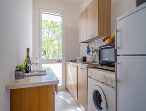 Fridge, oven, stovetop, cookware/dishes/utensils - Holiday Home 'Via Rashel' with Private Garden, Wi-Fi and Air Conditioning (Torre dell'Orso)