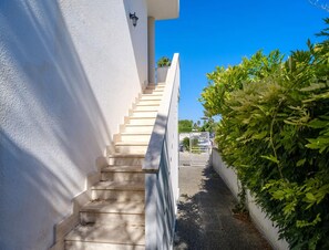 المنطقة المحيطة بالمنشأة