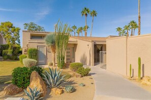 A modern house with a patio, palm trees, and desert landscaping. - Modern Home Ironwood Country Club with Pool & Spas (Palm Desert)