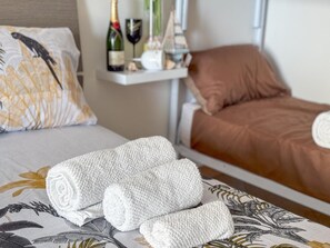 1 bedroom, WiFi, bed sheets - SeaGaze Home – Cozy Holiday Apartment with Shared Terrace, Wi-Fi & Air Conditioning (San Foca)