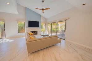 TV, fireplace, video games, stereo - Allura Ironwood Country Club 3BR Pool Pet-Friendly (Palm Desert)