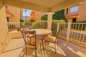 Outdoor dining - Allura Palm Springs Resort Condo with Pools & Tennis (Palm Springs)