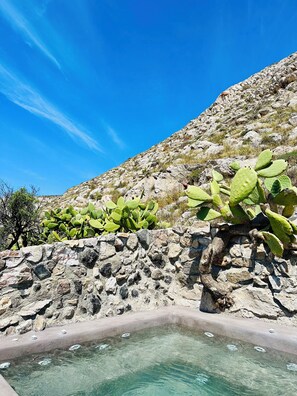 Outdoor spa tub - Canava Villas Santorini (Santorini)