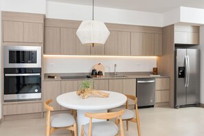 Kühlschrank, Mikrowelle, Ofen, Herdplatte