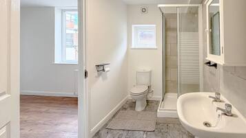 Dusche, Haartrockner, HandtĂŒcher