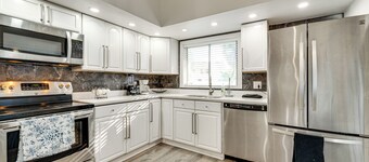 3 Mi to Seaworld! Suburban Home w/ Screened Porch