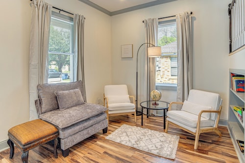 Walkable 1913 Dallas Victorian w/ Outdoor Lounge