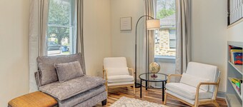 Walkable 1913 Dallas Victorian w/ Outdoor Lounge