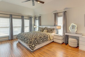 House (4 Bedrooms) | Interior - 11 Beds, Sleeps 12, 2 Mi to Downtown Dallas (Dallas)