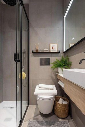 Classic Double Room | Bathroom | Shower, free toiletries, towels, soap