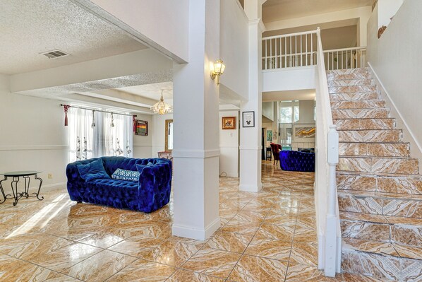 Casa (Multiple Bedrooms) | Parte interna