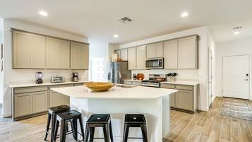 House (4 Bedrooms) | Interior