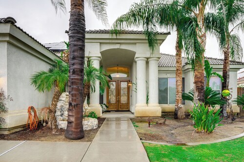 5 Mi to the Marketplace: Roomy Bakersfield Retreat