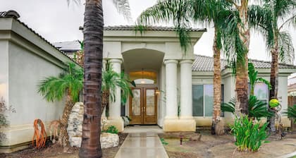 5 Mi to the Marketplace: Roomy Bakersfield Retreat