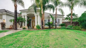 Unclassified image, 4 of 31, button - 5 Mi to the Marketplace: Roomy Bakersfield Retreat (Bakersfield)