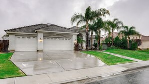 A residential house with a garage, a driveway, and a lawn. - 5 Mi to the Marketplace: Roomy Bakersfield Retreat (Bakersfield)