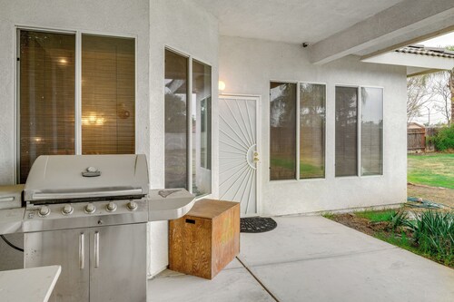 5 Mi to the Marketplace: Roomy Bakersfield Retreat