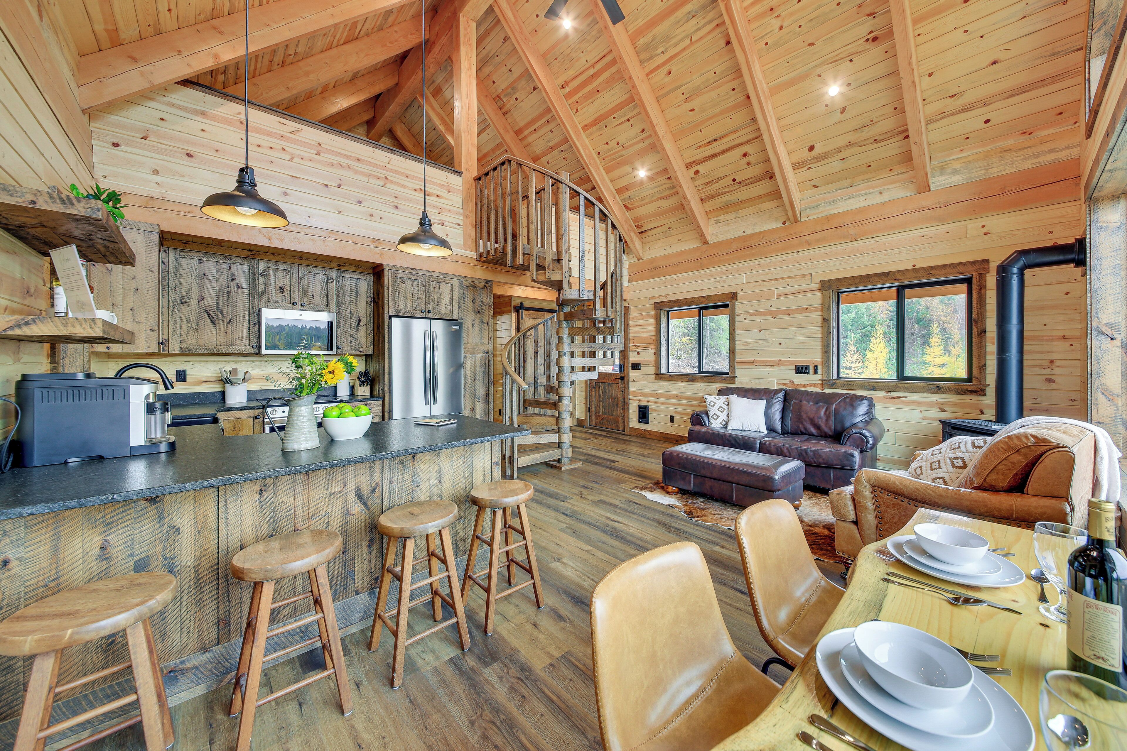 Interior espaçoso de cabana com cozinha, sala de jantar e sala de estar.