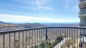 Ein Balkon mit Blick auf Berge und einen klaren Himmel.
