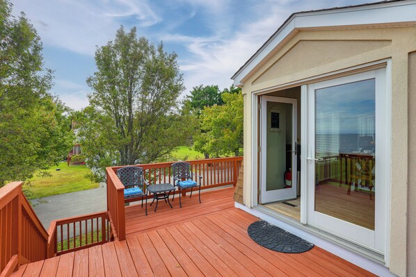 Interior - Chesapeake Bay Views & Private Deck: Cozy Cottage (Stevensville)